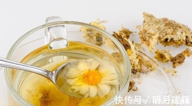 日常生活中|枸杞加它泡水喝，一周后，或许可以把肾补强，肝也逐渐变干净！