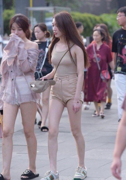 牛仔裤 穿着卡其色,时尚而老成,充满高级感