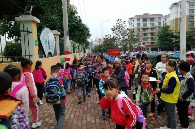 着装|爸爸穿工服接女儿放学,怕给孩子丢脸不敢上前,女儿的举动太暖了