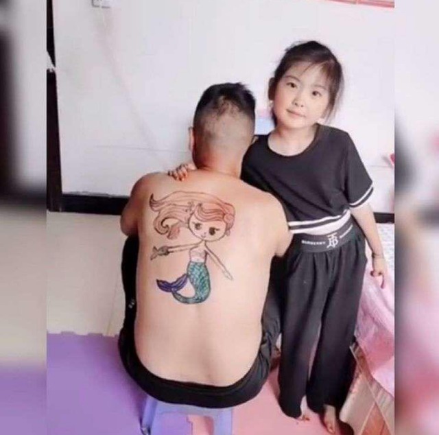 画画|女儿在爸爸背上画画,爸爸乖乖配合一动不动,网友:画功精湛