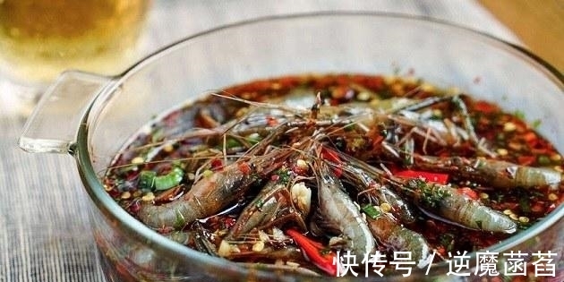 甲鱼|生吃蚯蚓会感染寄生虫吗？盘点中国三大“活菜”，让人头皮发麻
