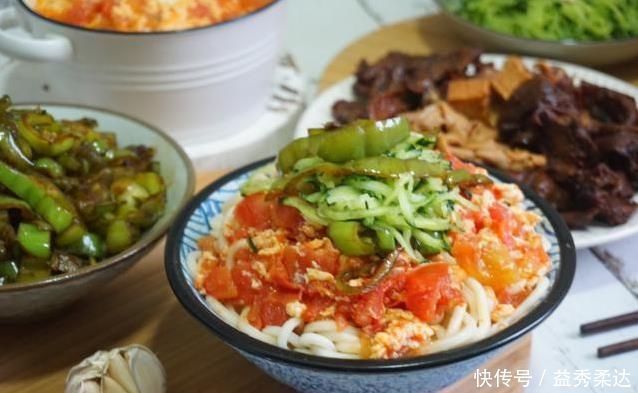 一家三口的家常晚餐,10块钱做一大桌,朋友说你家老公女儿真幸福