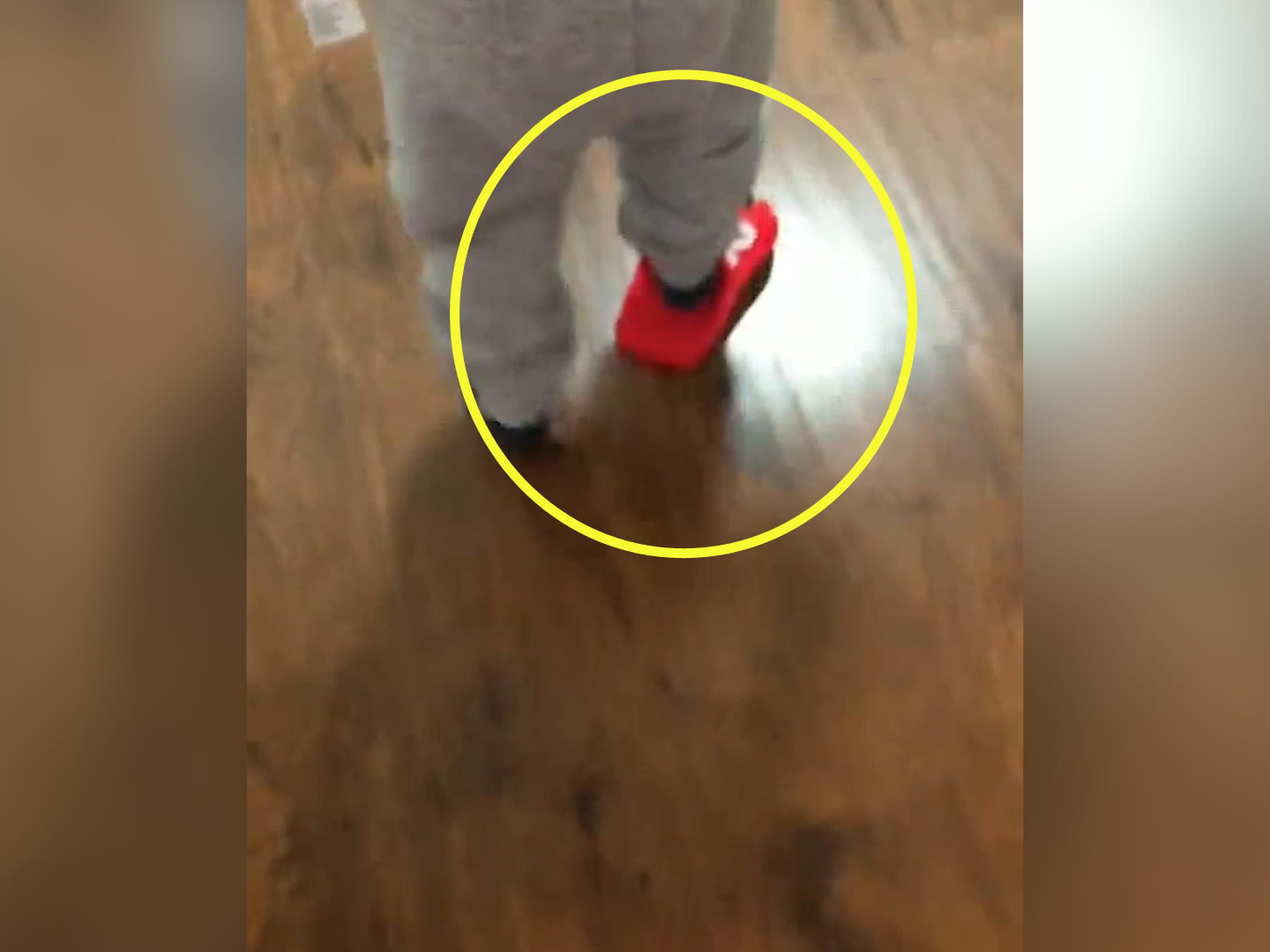 拖鞋|妈妈找了一天消失的手机,找到时哭笑不得,宝宝怪俺咯