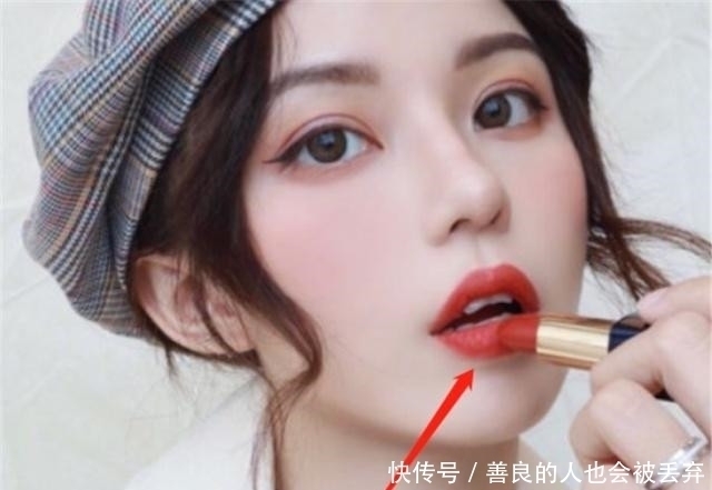 润唇膏|涂口红和不涂口红的女人有多大的差距？看嘴就懂了，大多数都涂错