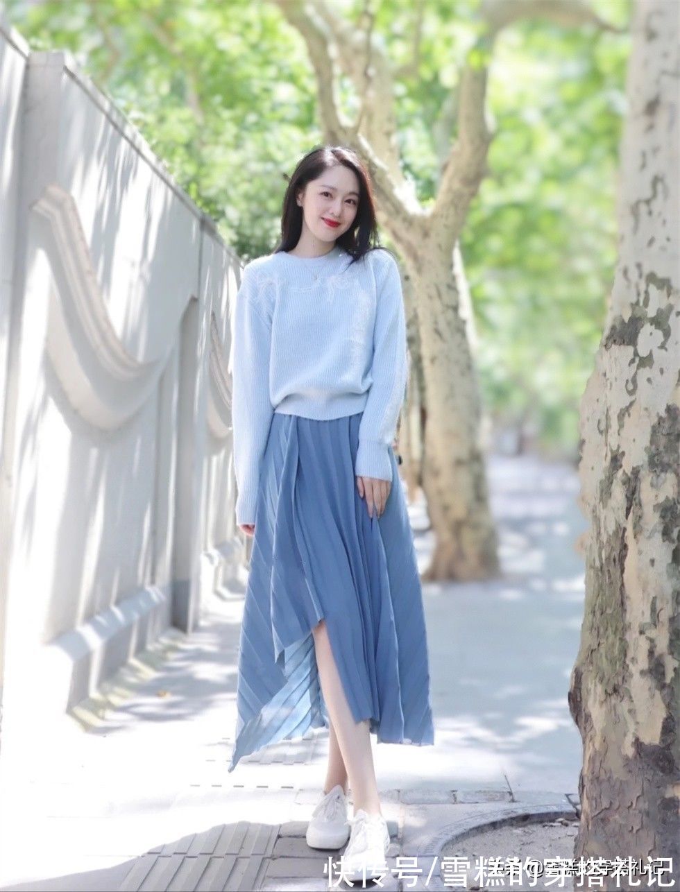 搭配 “长裙+短靴”=早秋最美穿搭!遮肉显高还时髦,日常通勤都适合