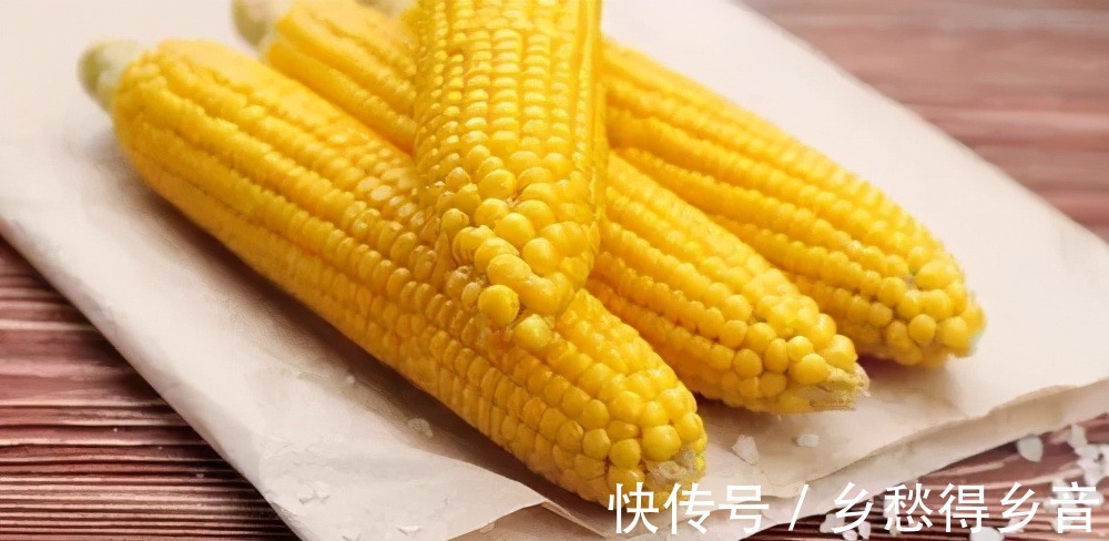 老妈|夏季煮玉米,最忌用清水直接煮,多加这2味,玉米又香又糯,好吃!