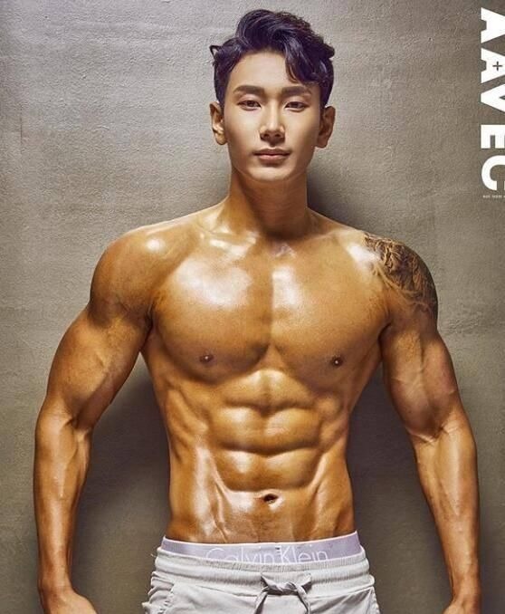 健身房|25岁小伙低调健身，一年后练出6块腹肌，完美的身材羡煞网友！