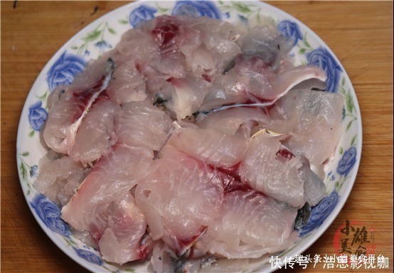 鱼尾处|才发现,原来草鱼去刺这么简单,2分钟学会,鱼刺去除快速又干净