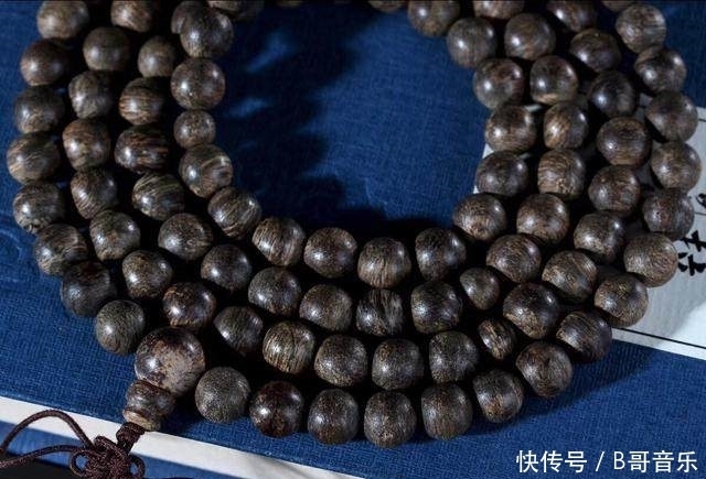 老炮从越南带回两根黑棒槌 一刀切开 激动得以头抢地 拂掌而呼