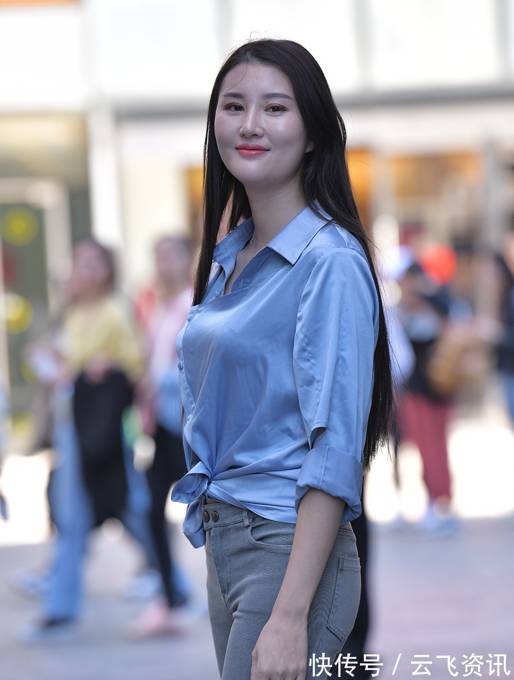 活力感 衬衫配牛仔裤,穿出初秋简单的美,时尚干练又显成熟的气韵