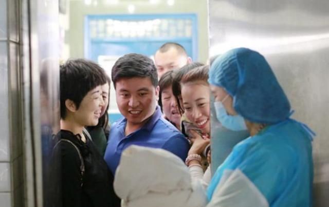 护士|孕妇在产房生了第二个孩子,但只有女儿在外面等着护士询问后哽咽了