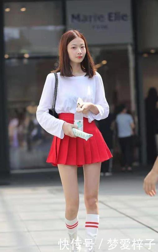 凸显青春气息的红色百褶裙,搭配白色T恤,清纯甜美、超有元气