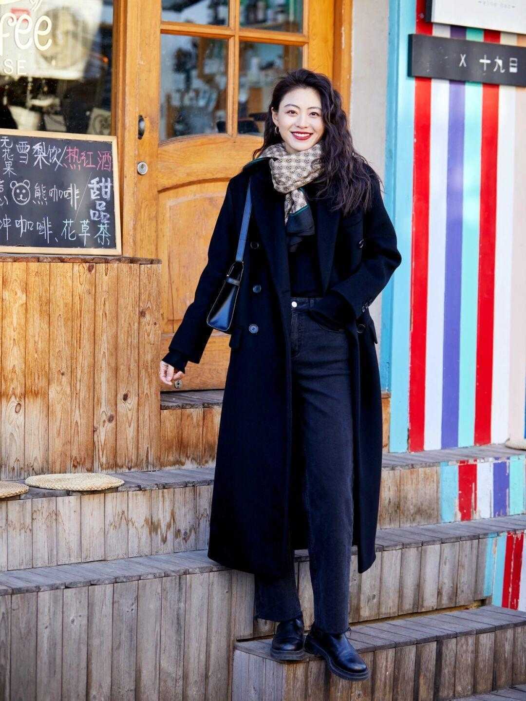 修身裤|今年别在穿“修身裤+长靴”,九分阔腿裤+紧口靴,才是最时髦