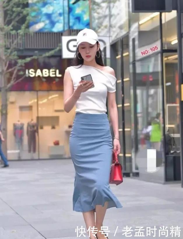 青春|街拍:罗衣何飘飘,轻裾随风还,白色单肩上衣配半身裙的青春时髦穿搭