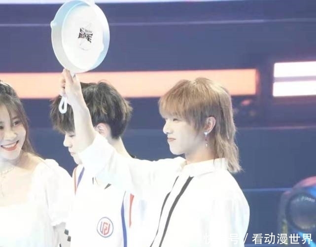 和平精英表演赛,诚C直呼华晨宇你好顶,两人配合默契获得冠军