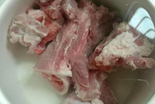 它比排骨便宜,比牛羊肉温和,一斤只需十块钱,炖上一锅真解馋