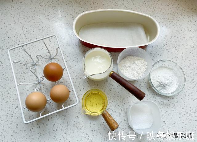 酸奶|轻如云朵的酸奶蛋糕，做法简单又好吃，比豆腐还嫩比戚风好做