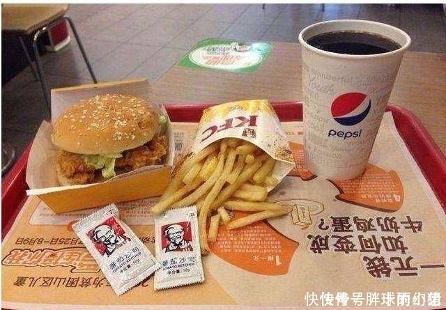 中途|小伙一人去肯德基吃饭,中途想上厕所,一个做法服务员没收走盘子