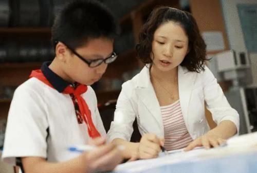 板书@北大“韦神”再次走红，板书好似视觉盛宴，老师都表示称赞