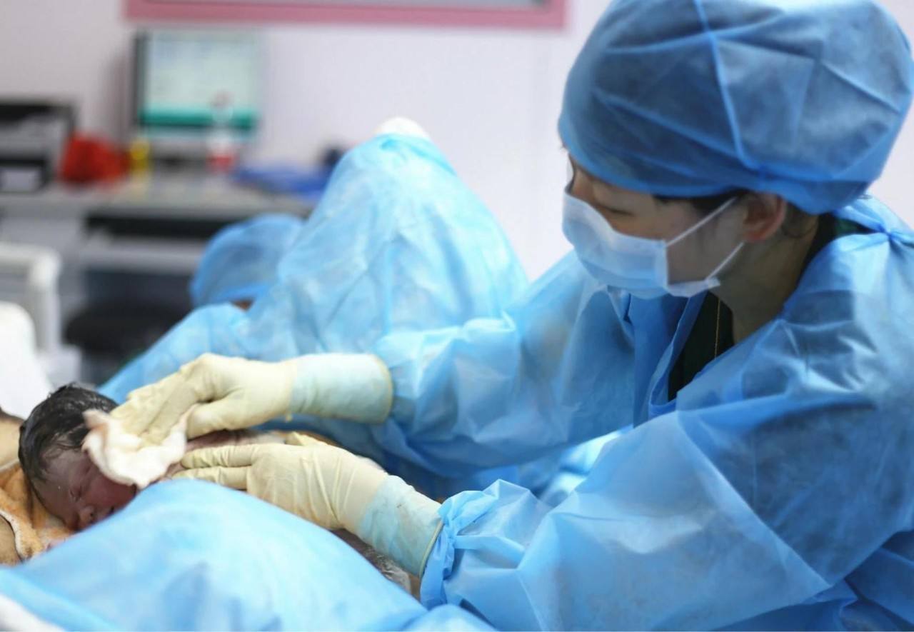 宝妈|“疼到无所谓,只是没尊严”,宝妈产后控诉,脱衣服还只是小意思