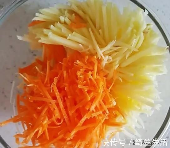 土豆|1个土豆2个鸡蛋，10分钟做好早餐饼，色泽金黄，香喷喷真好吃