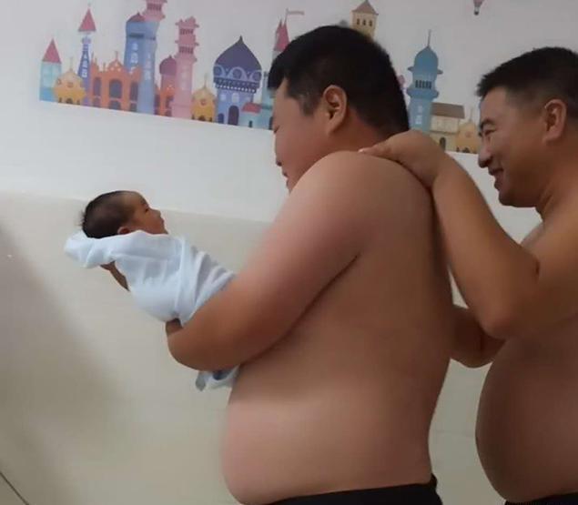 舅舅|宝妈生下萌娃,爸爸舅舅化身“熊大熊二”憨式抱娃,网友:太真实