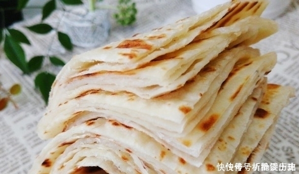 烙饼软怎么和面?开水烫或加鸡蛋,都不对!教你几种做法,太香了