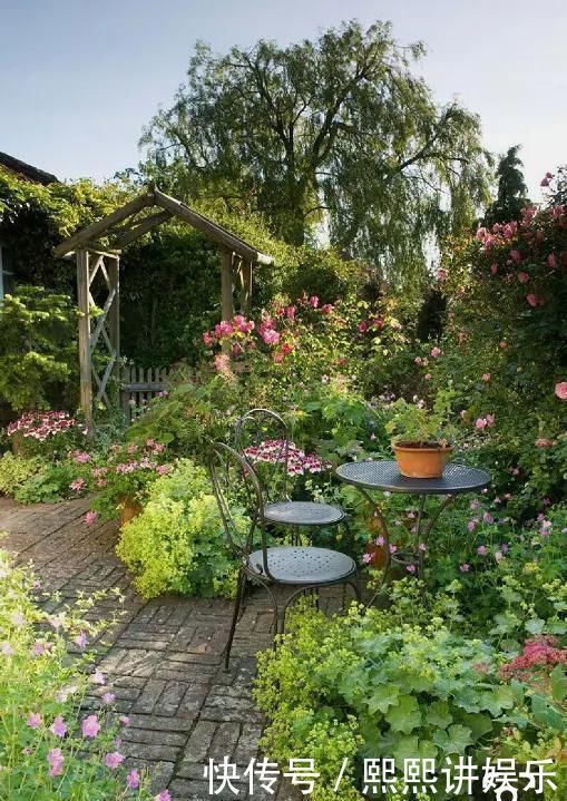 等我老了 就想拥有这样一个小院 静守流年 嗅一院子的芬芳 粉紫色 等我老了 就想拥有这样一个小院 静守流年 嗅一院子的芬芳 粉紫色