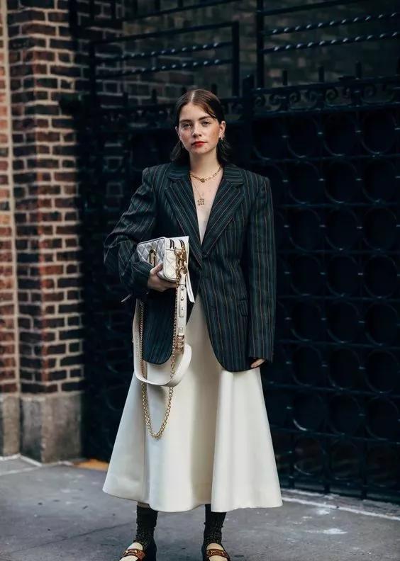 2021时尚秀场:开年时髦穿搭套路:“上短下长”,今天开始流行?