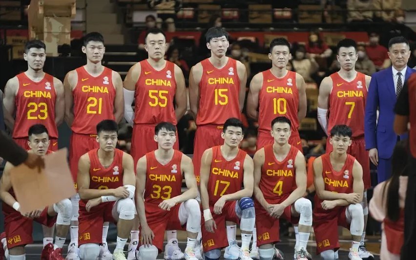 周琦|中国男篮大胜日本,周琦受伤离场,罪魁祸首竟然是张本天杰