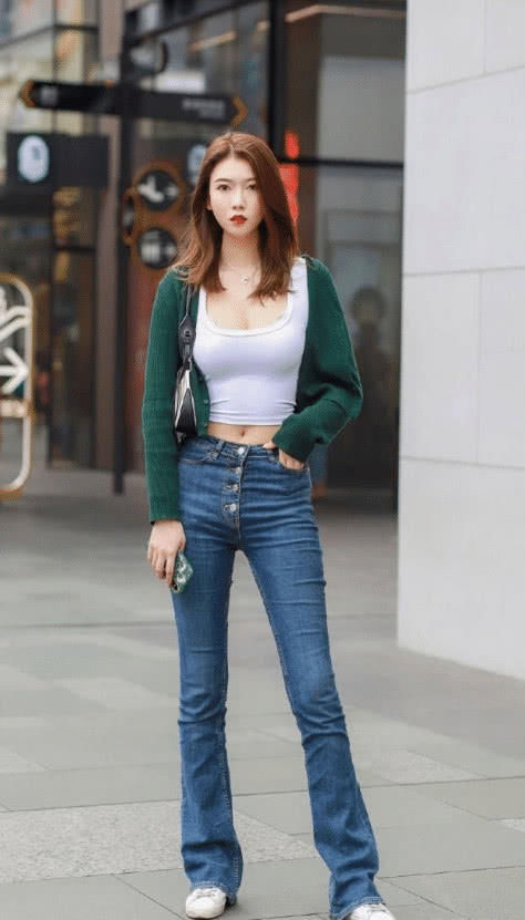 街拍:气质清新的时尚小姐姐,黑色连衣裙时尚大方,显得十分干练