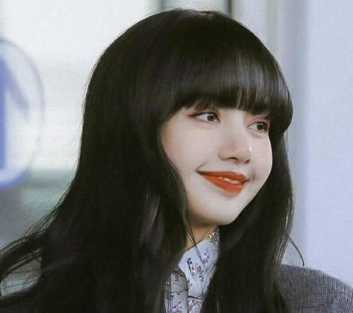 “发际线高”的女人，建议留以下4种“刘海”，显脸小还显年轻