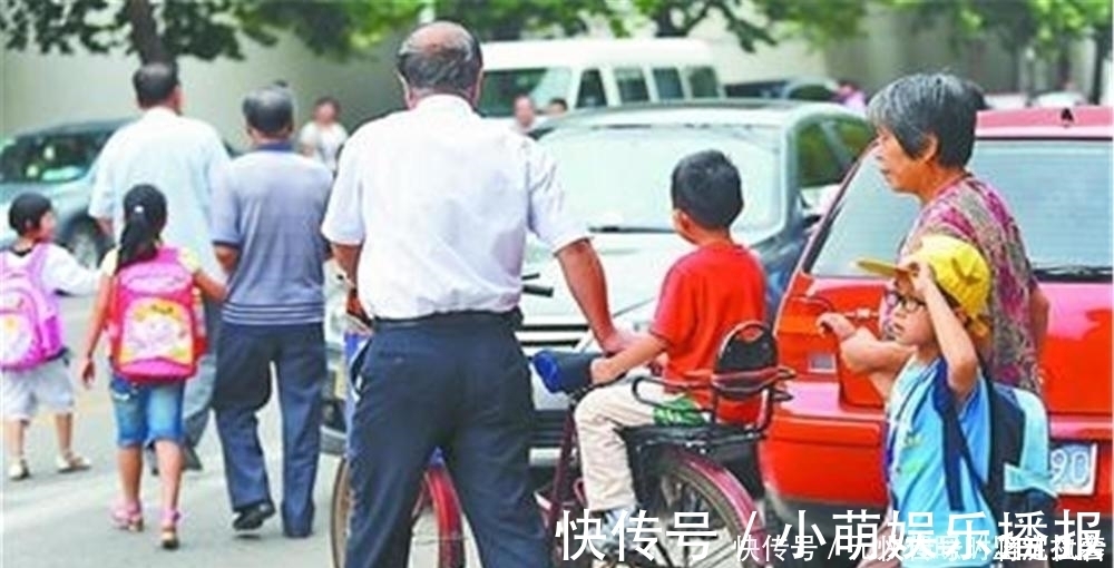 校车|从谁接送孩子上学,就能看出一个家庭不少问题,看看你家准吗?