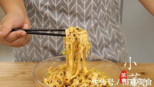 搅拌均匀|豆皮不要再凉拌了,加1块肉,1把豆芽,香辣开胃又下饭