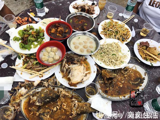烧鸡|农村330元一桌的宴席，鸡鸭鱼肉都有，利润在哪