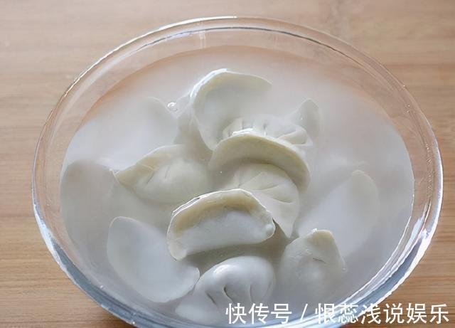 煮冻饺子，最忌开水下锅！记住3个技巧，爽滑筋道，不开裂不破皮