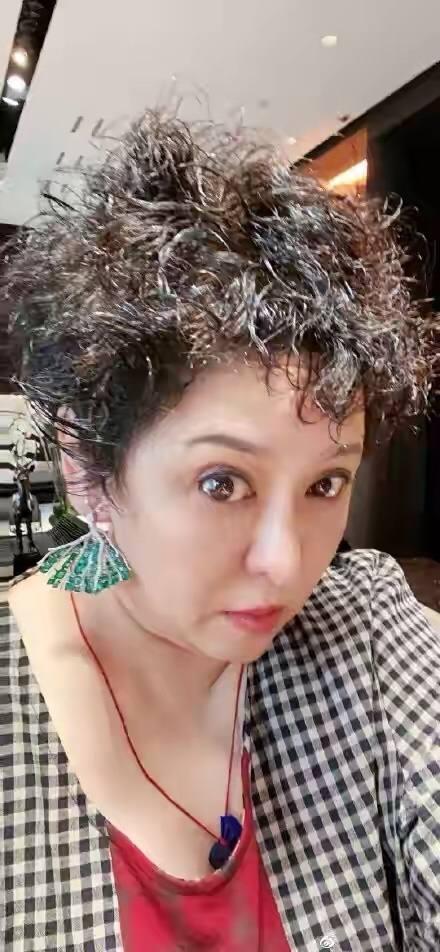 向太新年也换发型，烫“泡面头”配圆脸显贵气，阔太太也是洋气人