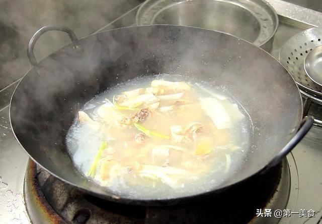 厨师长|鸡肉和茶树菇这样一起炖，鲜到骨子里，厨师长分享地道农家做法