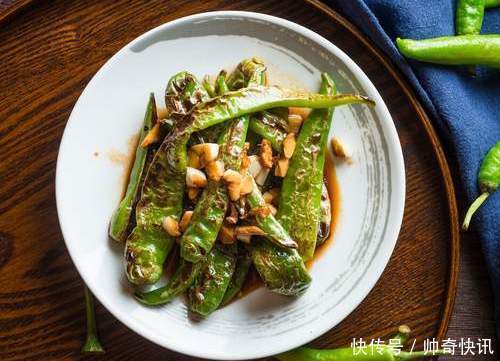  难怪|做虎皮青椒，先放油还是后放油？很多人不懂，难怪不起皮还很油腻