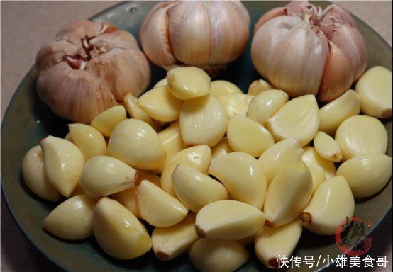 大蒜皮别再用手剥了,一个瓶盖就搞定,快速去皮不费劲,太厉害了