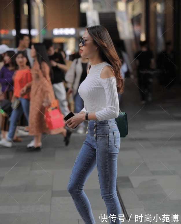 女生们 嫂子腿肥还穿“小一号”裤子，硬加了8个扣子，不知道怎么塞进去的