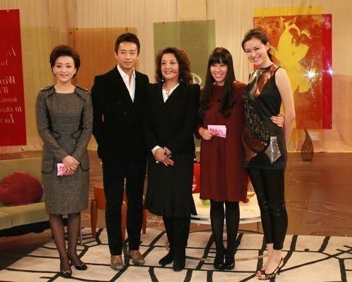 大S婆婆把豪宅当背景！穿连体衣小肚子凸出，拎十万包包太像贵妇