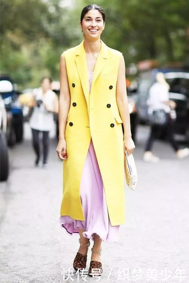 先别急着买风衣,初秋流行的是“长马甲”,知性帅气又百搭!