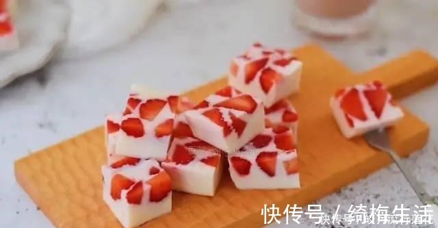 草莓丁|酸奶草莓冻这样做!简单4步不蒸不烤,一个奶锅就能做!
