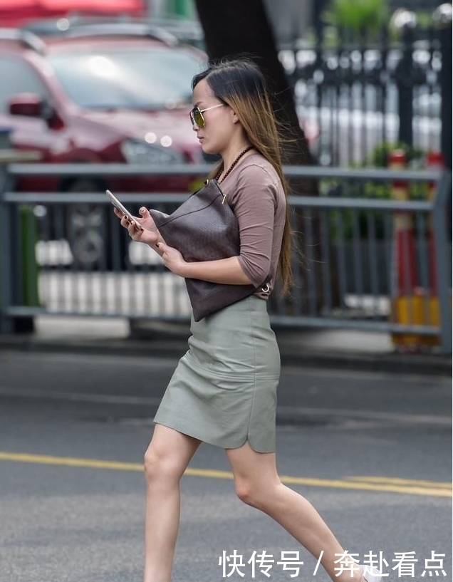 白色|街拍:身材丰腴的美女,一条白色紧身裤尽显好身材,腿长人更美