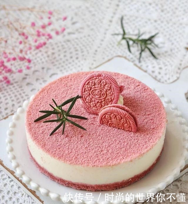 这蛋糕用酸奶和牛奶就能做,免蒸烤,入口即化,好吃不上火