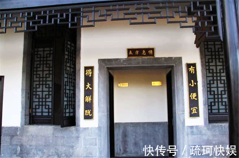 郑明之$厕所门口挂了一幅对联,上联“来人不蹲就站”,下联一出堪称经典