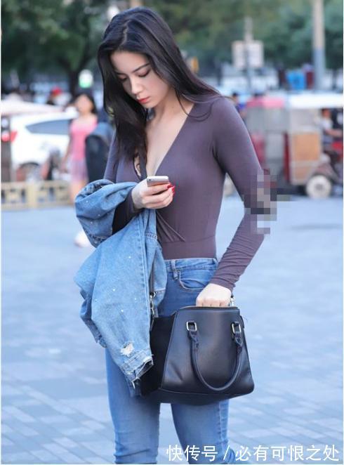 舒适 浅紫色V领衬衣搭配紧身牛仔裤,时尚优雅,清爽又大方