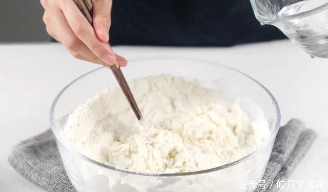 这个烧饼我都不敢经常做,不用发面、不用醒面,锅里烙一烙,连吃三个不过瘾!