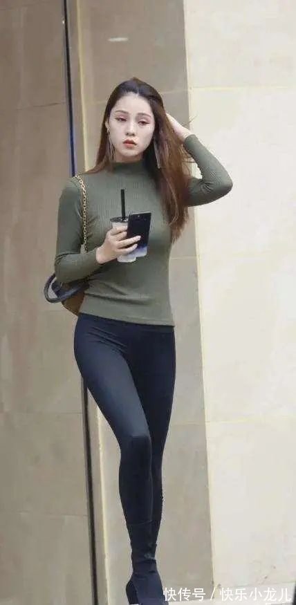 长裤 灰绿色长袖T恤搭配黑色打底裤,修饰身材比例,更显气质